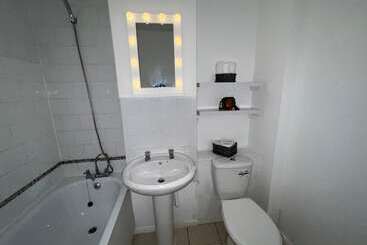 Жильё для туристов Impeccable 2 Bed Apartment In Grays London