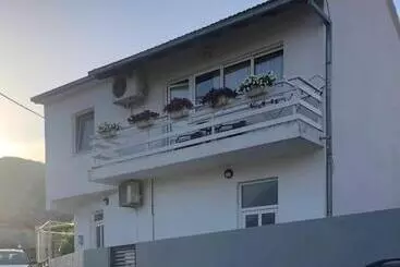 ツーリストアパートメント Apartmani Andric