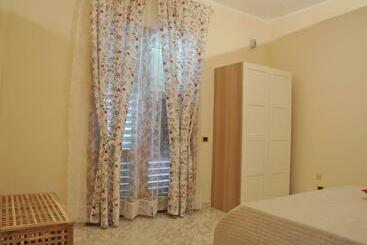 تختخواب و صبحانه Paestum Rosae