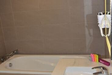 בית מלון כפרי Ibis Styles Jakarta Airport