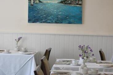 پانسیون Warwick House