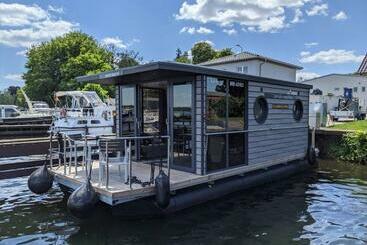 ツーリストアパートメント Wasserapartment Cityport   Schwimmende Ferienwohnung