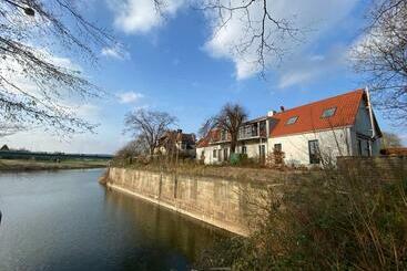 ツーリストアパートメント Loft Im Schleusenhaus