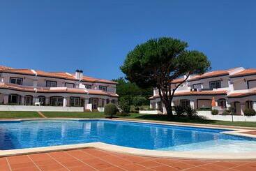 Жильё для туристов Casa Da Praia   Golf Resort Praia D El Rey