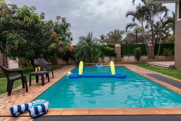 Turist apartmanları Stayvista S Moonlit Hills   Retreat With Pool, Scenic View, And Indoor Games