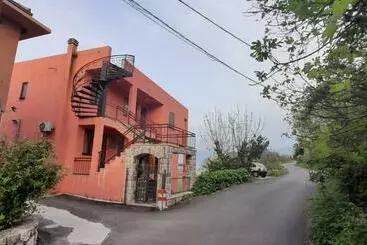 آپارتمان‌های توریست‌ها Paulonija Lake View Apart