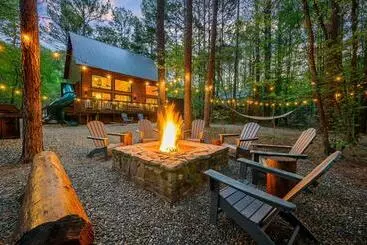 Apartamenty turystyczne Hickory Bear   Cabin Surrounded By Pines, Sleeps 10, Hot Tub, Fire Pit, Arcade, Foosball Table & Dec