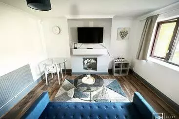 ツーリストアパートメント Enfield House   Beautiful 2 Bed   Good Transport Free Parking