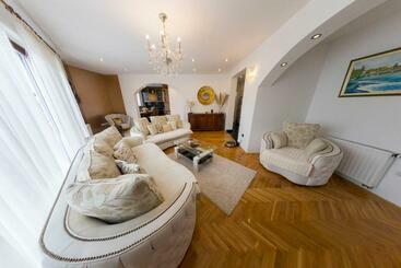 آپارتمان‌های توریست‌ها White Pearl Luxus Apartment