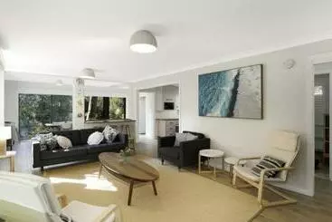 ツーリストアパートメント Redgum Rainforest Retreat   Pearl Beach