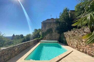 Apartamente turistice La Cascade   16th Century Najac Farmhouse