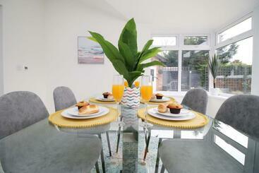 شقق خاصة سياحية John Fielding By Mia Living Stunning 5 Bed And 3 Bath House With Free Parking