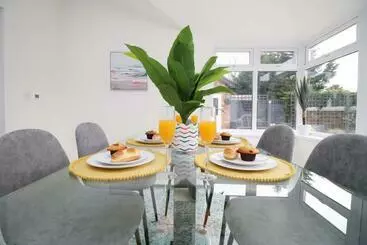 Apartamente turistice John Fielding By Mia Living Stunning 5 Bed And 3 Bath House With Free Parking