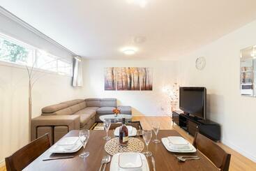 Turistihuoneistot Spacious Private Suite With Backyard In Toronto
