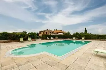 Turistihuoneistot Amazing Home In Tolentino With 11 Bedrooms, Wifi And Private Swimming Pool