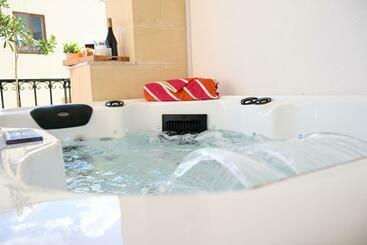Turistihuoneistot Fl 2 Ta Lonza Luxury With Hot Tub By Homely
