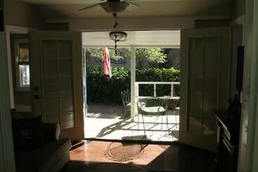 ツーリストアパートメント The Cottage At Castle Rock