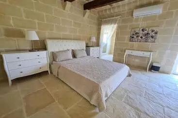 Turistlejligheder Beautifully Converted Farmhouse Villa In Gozo With Large Pool And Outdoor Area