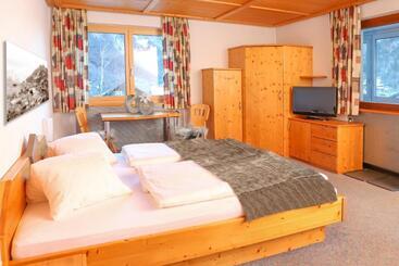 مبيت وإفطار Garni Madrisa