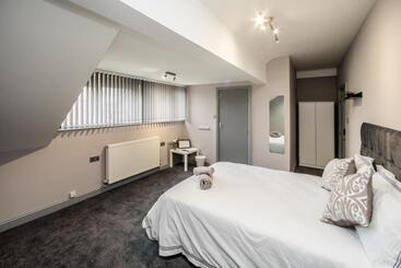 هتل Huddersfield Central Lodge