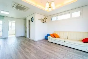 Jeju Byeoleuldameunbaramarae Pension