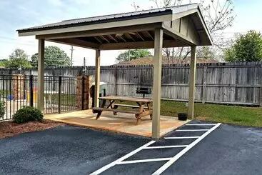 Hotelli Cochran Inn & Suites