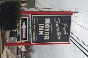 בית מלון כפרי Pink Fountain Motor Inn