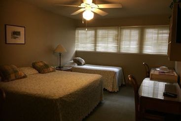 Отель The Quarters At Hardin House Inn