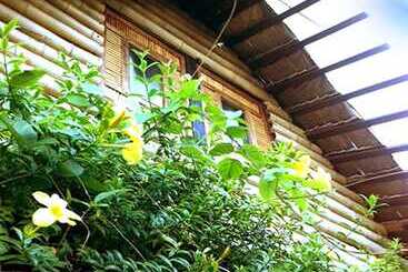 בקתות The Village House