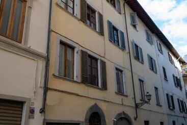 تختخواب و صبحانه Le Stanze Dei Ghibellini