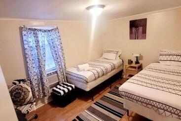 ペンション Room In Guest Room   Black White Rm By Yale U