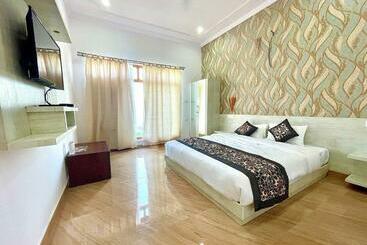 تختخواب و صبحانه La Curcuma Luxury Homestay