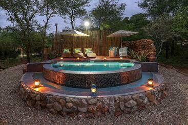 Nocleg ze śniadaniem Grace Of Africa, Couples 5 Star Nature Lodge