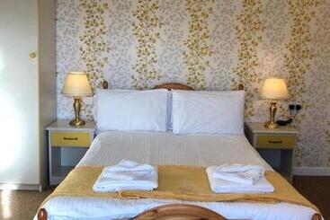 בית מלון כפרי The Purple Tree Guest House