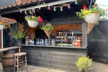 Отель The Woolpack Inn