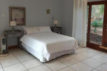 Общежитие Thuto Centre Conferencing & Bush Lodge