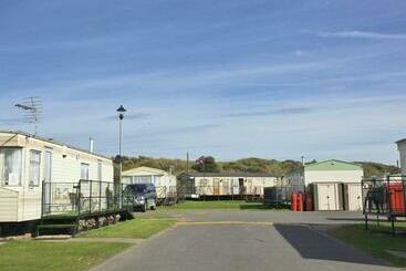 منتجع Golden Anchor Caravan Park