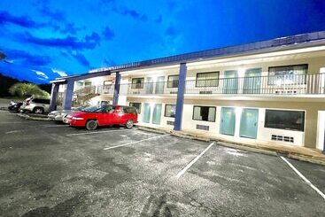 旅馆 Bayou Inn & Suites