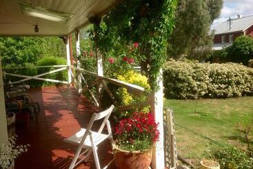 Hawk S Nest Bed & Breakfast