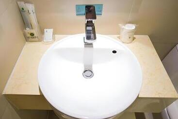 هتل City Comfort Inn Wuhan Huanghe Tower Shouyi Metro Station