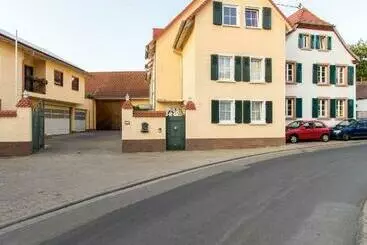 Aamiaismajoitus (B&B) Weingut Und Gästehaus Henrici
