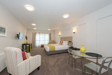 Отель Clarion Suites Ambassador