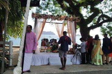 בית מלון כפרי Pangkor Sandy Beach Resort