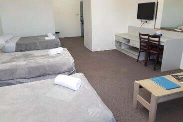 Отель Seabreeze Beach