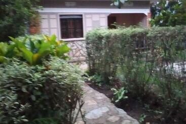 Mbara Safari Lodge And Resort