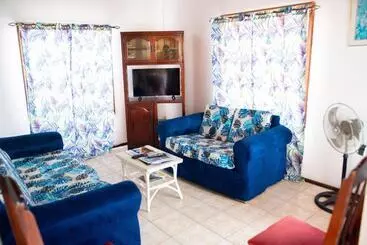 هتل Tropical Breeze Vacation Home And Apartments