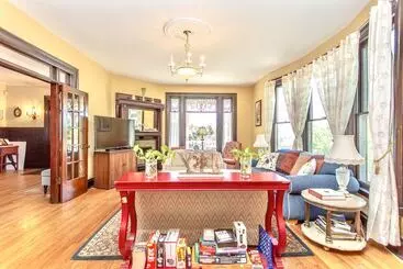 Redwood Bed And Breakfast