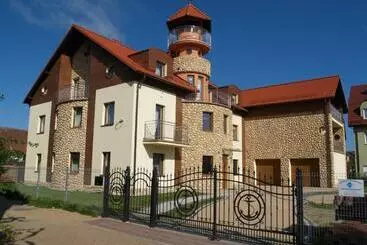 ホテル Willa Latarnik   Doskonała Lokalizacja, Blisko Atrakcji, 20min Do Plaży