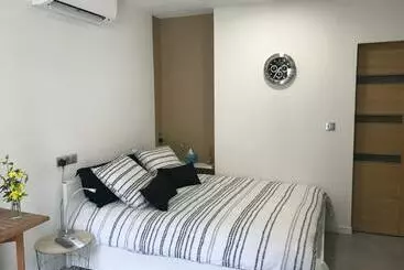 Pension Studette De 17m2 Avec Parking Privé Gratuit Climatisation Et Petite Cuisine