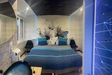 تختخواب و صبحانه Butterfly By Carl Emilie